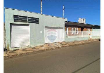 Casa para venda em centro de 239.00m² com 3 quartos, 2 suites e 4 garagens