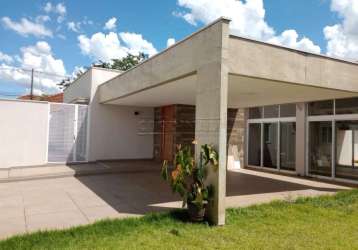 Casa para venda em centro de 362.00m² com 2 quartos, 1 suite e 4 garagens