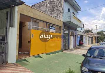 Linda casa comercial com 3 dormitórios, sendo uma suíte, banheiro, 2 salas, escritório, área de serviço, cozinha, quintal com telhado retrátil, garage