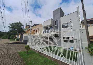 Sobrado, frente para rua com jardim e terraço, terreno com 100m²