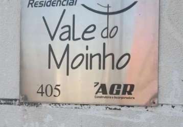 Apartamento no condomínio vale do moinho com 03 (três) quartos, sendo 01 suíte, sala para dois ambientes, banheiro social, cozinha, área de serviço e uma vaga de garagem. codigo: 84679