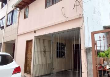 Vendo casa duplex  de vila com 3 qtos e garagem na imbetiba/macaé-rj.