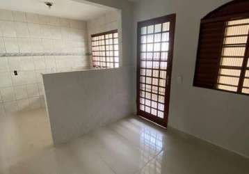 Vende-se casa térrea - 2 quartos - 2 vagas coberta - excelente localização.