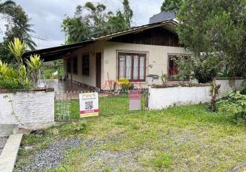 Casa com 03 quartos e amplo terreno