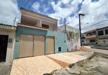 2 casas (térreo e 1° andar) disponíveis á venda no bairro de petrópolis - 220m²