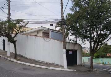 Grande casa em 2 andares, terreno de esquina.