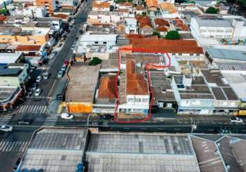 Prédio em avenida comercial com loja, barracão de depósito, garagem e apto no piso superior