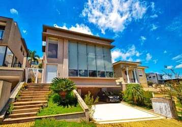 Linda casa com 4 suites sendo a master com 55m2 e 6 vagas