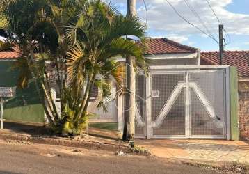 Casa em uma região calma próximo a escola, com a frente ampla.