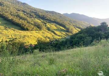 Terreno montanhoso em meio a linda paisagem