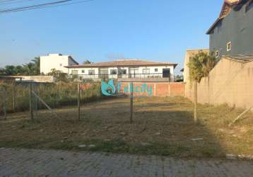 Terreno de 14m por 28m, 392m2 de área total na praia do foguete