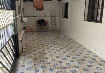 Casa com ótima localização e valor com 2 dormitórios, sala 2 ambientes, lavanderia, 2 vaga de garagem coberta em bairro tranquilo.