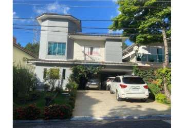 Casa em condomínio á venda com 4 dormitórios sendo, 3 suítes ,espaço gourmet , 440 m² de área construída