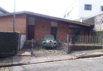 Maravilhosa casa térrea, excelente localização em rua tranquila e segura .