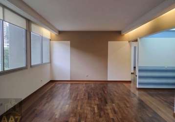 Reformado, 140m², 1 escritório, mais 3 dormitórios (sendo 1 suíte e closet).