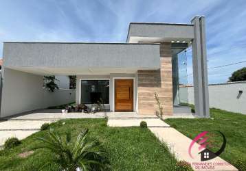 Essa casa é simplesmente encantadora! 3 quartos, quintal amplo, fino acabamento, 4 quadras da praia em itaipuaçu