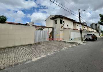 Casa duplex em condomínio fechado na maraponga.