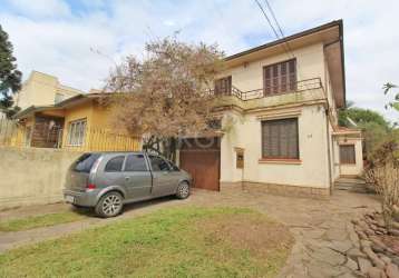 Ótima casa bem iluminada e arejada, com 04 dormitórios sendo 1 com ar condicionado , living dois ambientes com lareira, 02 banheiros, toda gradeada, nos fundos uma peça com banheiro e ambiente para la