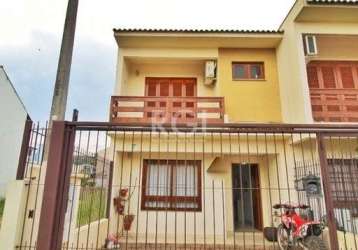 Linda casa de três dormitórios, sendo uma suíte com armários planejados, dois banheiros e um lavabo. a casa possuí em excelente pátio tanto na frente da casa como nos fundos, uma sala ampla com lareir