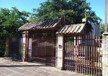 Casa com três pisos, 3 dormitórios (tabuão nas áreas intimas), sacada, 2 banheiros,  sala, lareira, cozinha, área de serviço. pátio com churrasqueira individual, 1 vaga de garagem.