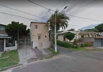 Sobrado dois dormitórios, living dois ambientes, cozinha, pátio, vaga de garagem, terreno com duas casas, ótima localização próximo a todos recursos do bairro.&lt;br&gt;agende já sua  visita!