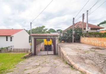 Casa térrea- confortável e bem conservada, casa com 2 dormitórios, living, cozinha americana e banheiro social. terreno em declive, medindo 6,60 m de frente por 44,00 m de extensão de frente a fundos.