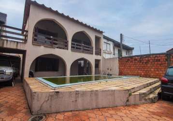 Casa com terreno de 220m², com 03 dormitórios, 02 banheiros, living 2 ambientes com lareira, cozinha, área de serviço, espaço com churrasqueira, sacada, pátio, piscina e garagem para 04 carros.&lt;br&