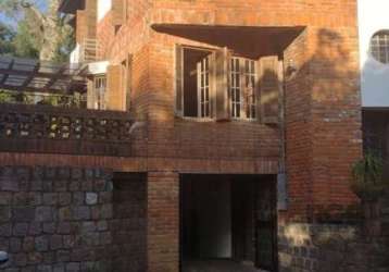 Casa diferenciada no morro apamecor, projetada pelo proprietário arquiteto com madeiras e tijolos de demolição assim como aberturas. porta da frente de metal, singular...cozinha integrada à sala, piso