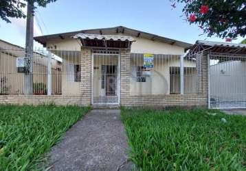 Vende casa térrea com 2 dormitórios, sala de estar, sala de jantar, cozinham 2 banheiros, amplo pátio frente e fundos, vaga de garagem para 2 carros e espaço gourmet com churrasqueira. localização exc