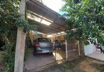 Ótima casa térrea de 1 dormitório, podendo ser transformado em 2, living amplo, cozinha, depósito, garagem coberta, árvores frutíferas, pátio amplo nos fundos. fica um ar condicionado. aceita financia