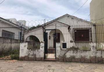 Casa térrea para moradia ou comercial, 3 dormitórios, 1 banheiro, 1 lavabo, 2 salas, cozinha espaçosa, garagem coberta e fundos coberto para festas, pátio grande. obs:&lt;br&gt;precisa de reforma na p