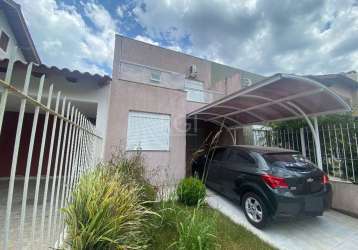 Excelente casa de 3 dormitórios, semi mobiliada, sendo 2 suítes com sacada e closet no andar superior e 1 dormitório no andar térreo, living dois ambientes, cozinha, área de serviço,  churrasqueira, p