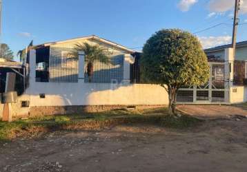 Casa mista composta de dois dormitórios, banheiro social, amplo living. edícula nos fundos com salão de festas,  cozinha, churrasqueira , banheiro, fogão campeiro e forno, excelente pátio nos fundos c