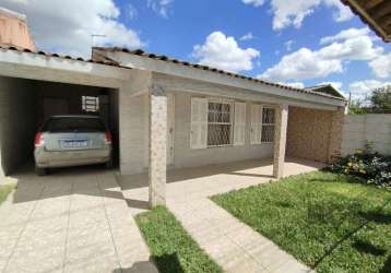 Casa composta de 2 dormitórios, sala de estar, sala de jantar, copa cozinha, banheiro social, área de serviço , garagem coberta, pátio nos fundos medindo 150 m², terreno todo murado e grades com portã