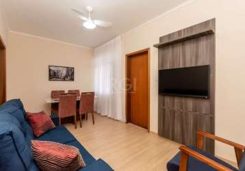 Apartamento  2 dormitórios, reformado a pouco tempo. peças amplas, negocia-se deixar móveis. todo em piso laminado na sala e dormitórios, área de serviço ampla. &lt;br&gt;localizado a 1 quadra da av. 