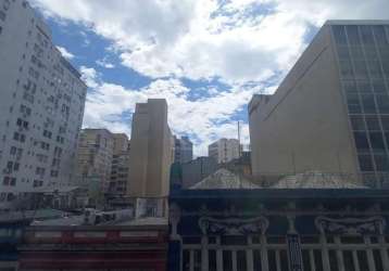 Vende sala na região central com 157 m², piso parquet, dois banheiro e copa. sala com prateleiras de madeira propria para depósito.&lt;br&gt;&lt;br&gt;condomínio oferece: elevadores e portaria em horá