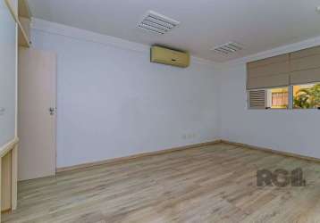 Sala comercial a venda no bairro menino deus. com boa luminosidade, onde ficam armários sob medida. localização privilegiada na rua itororó bem próximo ao hospital menino deus e a poucos metros da av.