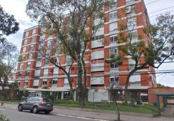 Apartamento com três dormitórios - originalmente 2 dormitórios com amplo living e sala de jantar, hoje sala de estar ou 3º dormitório - com dependência de empregada completa, andar alto, frente a fund