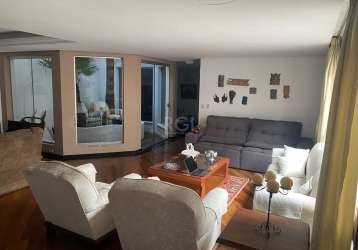 Casa com 378 m² privativos em excelente localização no bairro chácara das pedras, próximo colégio farroupilha. imóvel com 4 dormitórios (1 suíte), closet, hidro, pátio com 90 m², closet, living 04 amb