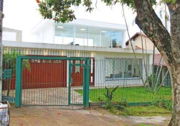 Casa de três dormitórios, com suíte e duas vagas de garagem, no bairro chácara das pedras, em porto alegre.&lt;br&gt;&lt;br&gt;esta casa, recentemente reformada, é uma perfeita combinação de modernida