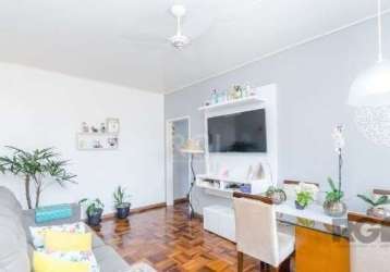 Ótimo apartamento no bairro azenha, de frente, reformado, com 88m² privativos, de 2 dormitórios. possui sala ampla, 2 dormitórios, banheiro com box e ventilação natural, cozinha mobiliada e área de se