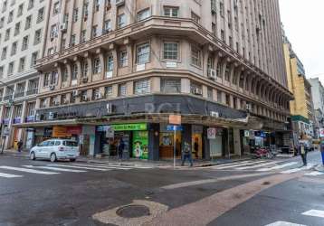 Loja de esquina no coração do centro histórico, esquina com as ruas uruguai e praça montevidéo, na frente da prefeitura de porto alegre, banco santander  e banco do brasil, um dos melhores pontos da c