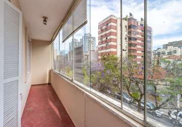 Ótimo apartamento no menino deus, desocupado, de frente, com 70m² privativos, de 2 dormitórios. possui living amplo, 2 dormitórios sendo 1 com ampla sacada, banheiro com ventilação natural, cozinha, á