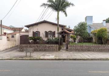 Excelente residência térrea para vender no bairro assunção a 130 metros da orla do guaíba!&lt;br&gt;&lt;br&gt;a casa possui  3 dormitórios sendo 1 uma suíte, gabinete, living 3 ambientes com lareira, 