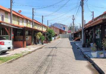 Casa em condomínio, 2 dormitórios, cozinha americana, banheiro, vaga de garagem coberta,  área de serviço externa e coberta, pátio amplo com churrasqueira. condomínio enxuto com porteiro eletrônico, c