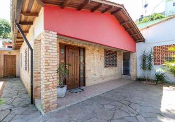 Casa térrea, no bairro cavalhada, zona sul de porto alegre, construção antiga com peças amplas e arejadas. possuí 2 dormitórios, 2 banheiros, ampla cozinha, sala de estar, sala de jantar,  escritório 