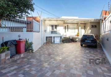 Casa com 6 dormitórios ,sendo uma suíte , 2 banheiros, varanda, cozinha, sala de estar, living com 2 ambientes lavanderia, 5 vagas de carro. todos os quartos tem ar condicionado, sala térrea e sala em