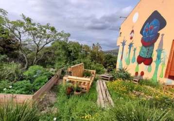 Terreno com 418m², no bairro teresópolis, zona sul em porto alegre. amplo terreno com linda vista, medindo 11 metros de frente por 38 metros de frente a fundos. localizado no alto da vila são caetano,