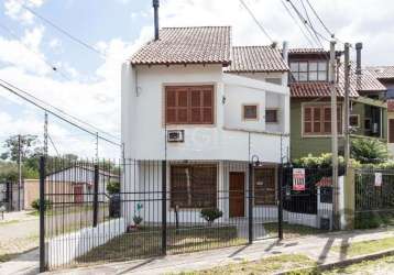 Encantador sobrado de esquina situado no bairro guarujá, parcialmente mobiliado, oferece 3 quartos, incluindo uma suíte com sacada.&lt;br&gt;&lt;br&gt;desfrute de um espaçoso ambiente de estar em dois