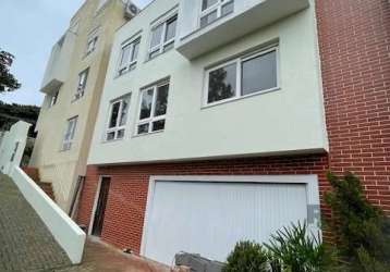 Ótima casa em condomínio no bairro ipanema com 3 dormitórios, sendo 1 suítes, com linda vista, composta por 2 pavimentos. &lt;br&gt;&lt;br&gt;2° pavimento - 3 dormitórios sendo um suíte, banheiro soci